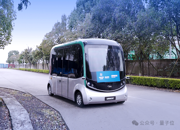 驭势科技UBEEC无人驾驶巴士实拍图