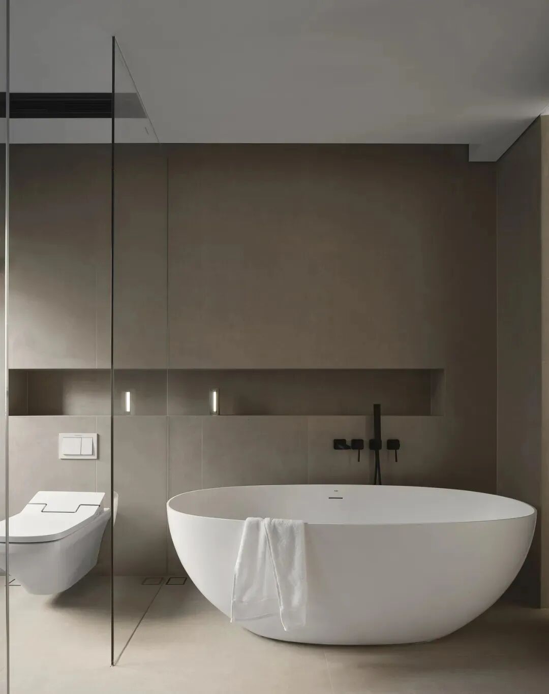 白色独立浴缸与淋浴区