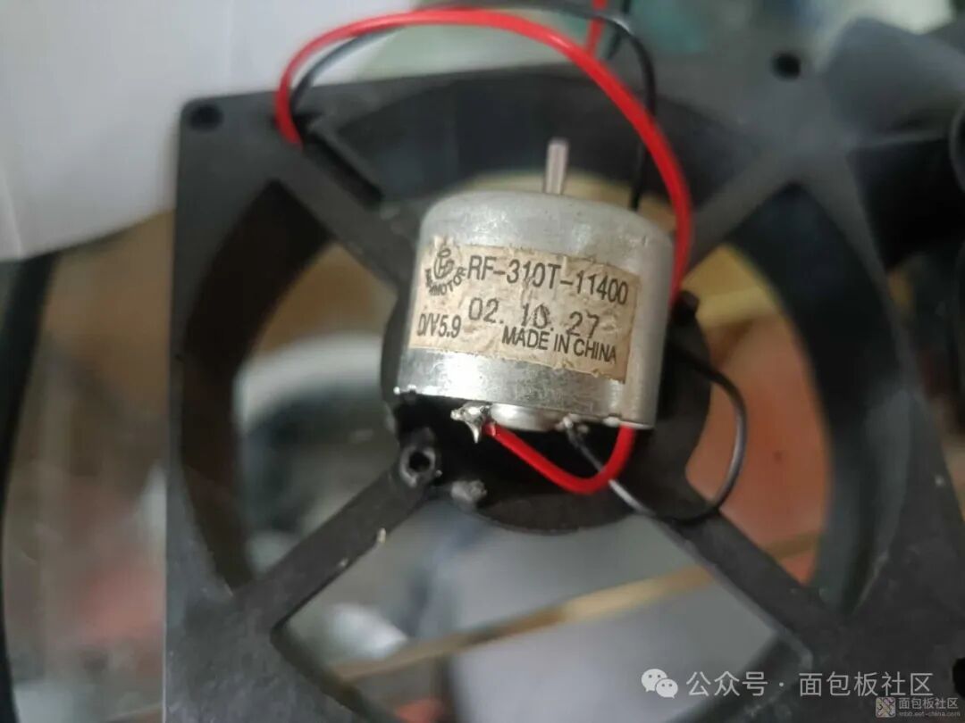 电暖风机风扇电机型号标签特写