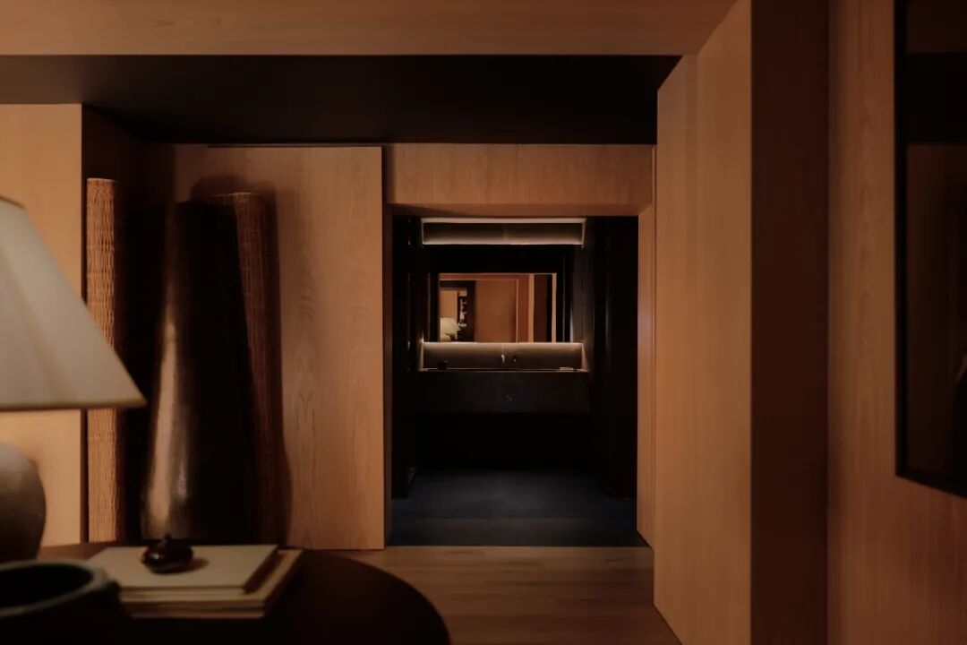 纵深走廊与多重门框反射