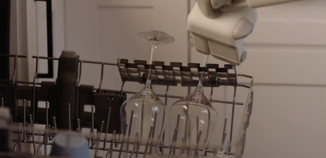 机器人抓取杯子放置在洗碗机中
