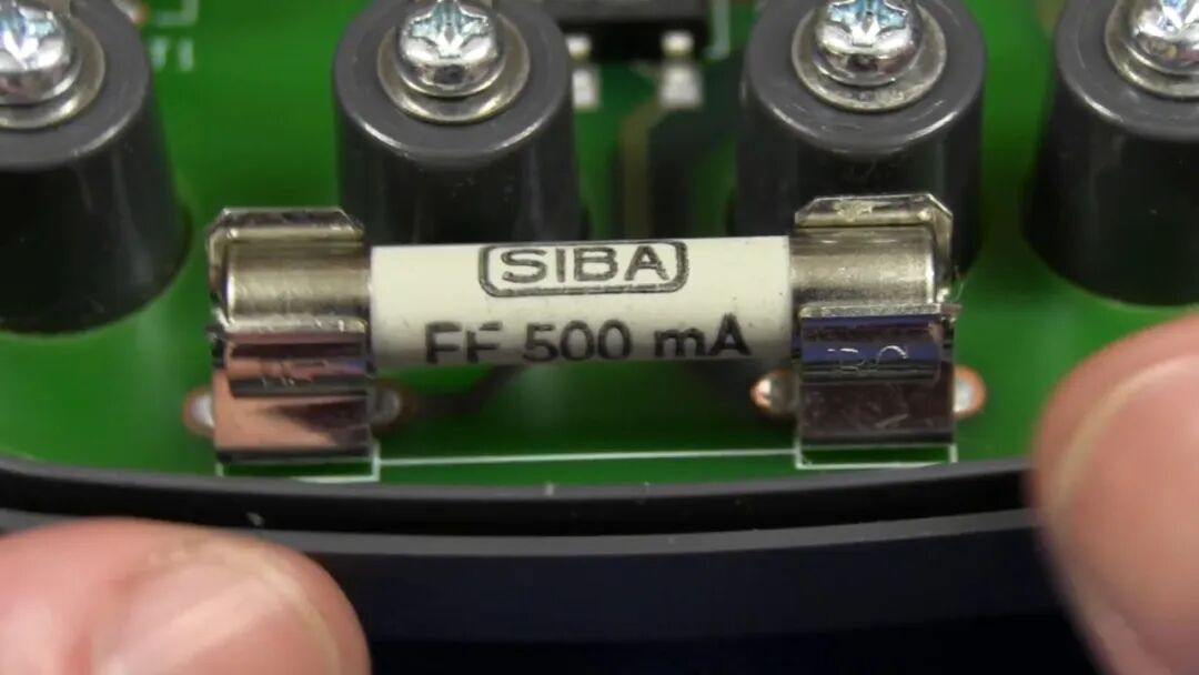 SIBA 500 mA 陶瓷快断保险丝特写,管体仅印有品牌与额定电流,无分断能力标识