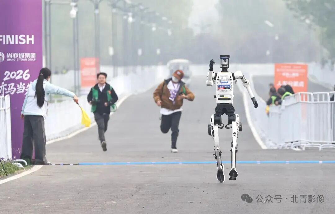 白色双足机器人“024”在雾气中向终点冲刺