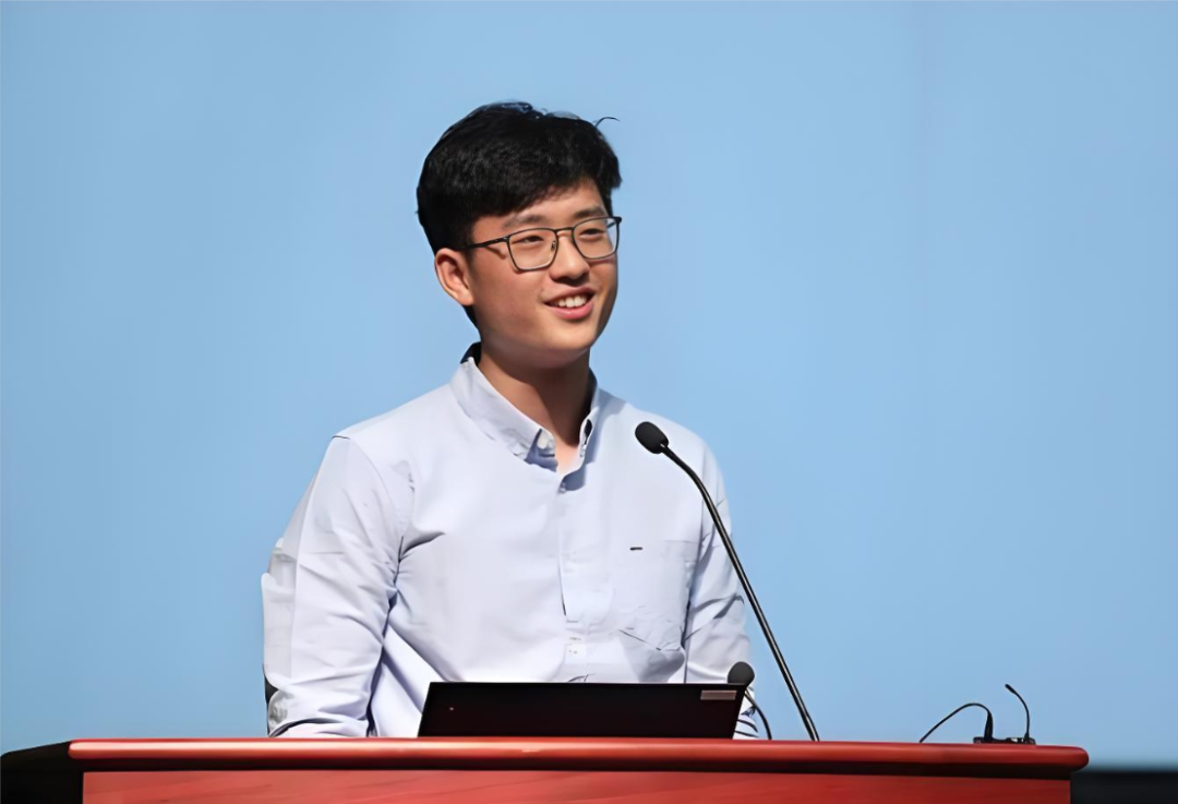 腾讯AI Lab科学家姚顺雨在演讲