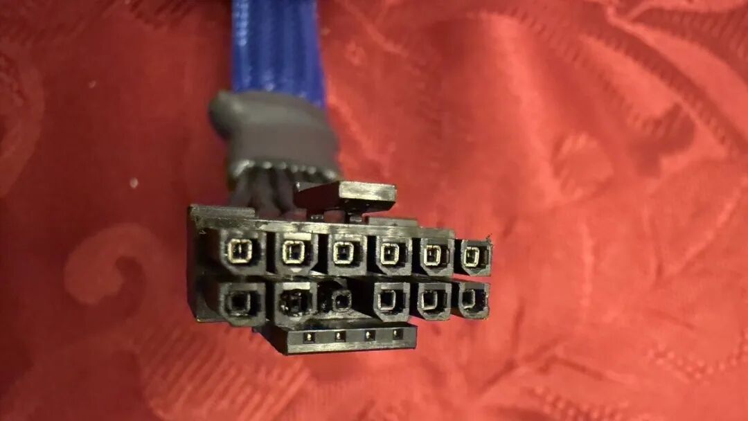 蓝色编织线缆电源连接器特写