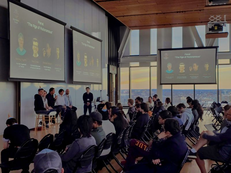 学术会议讨论AI的现场图片