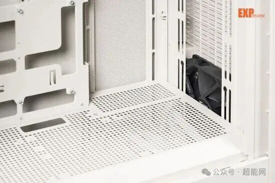 白色机箱内部侧板内壁及安装支架特写