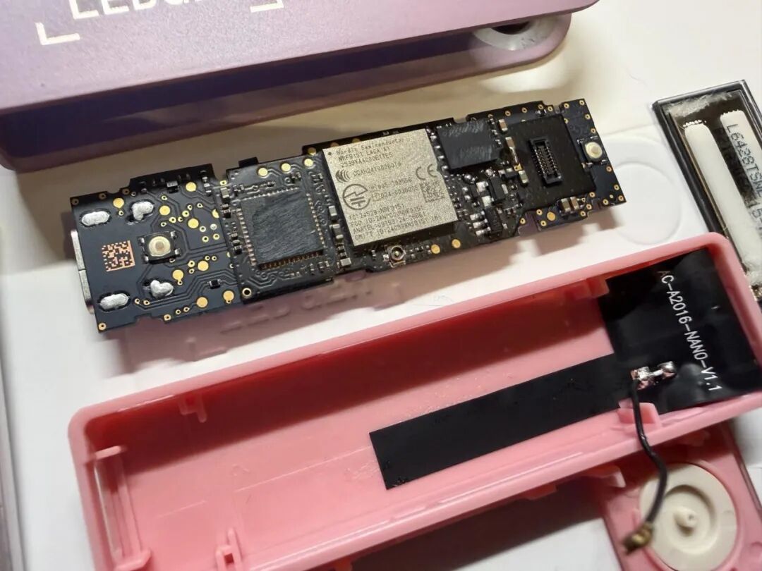 Ledger Nano X 植入物 PCB 特写,含 ESP32 微控制器与 LTE 模块