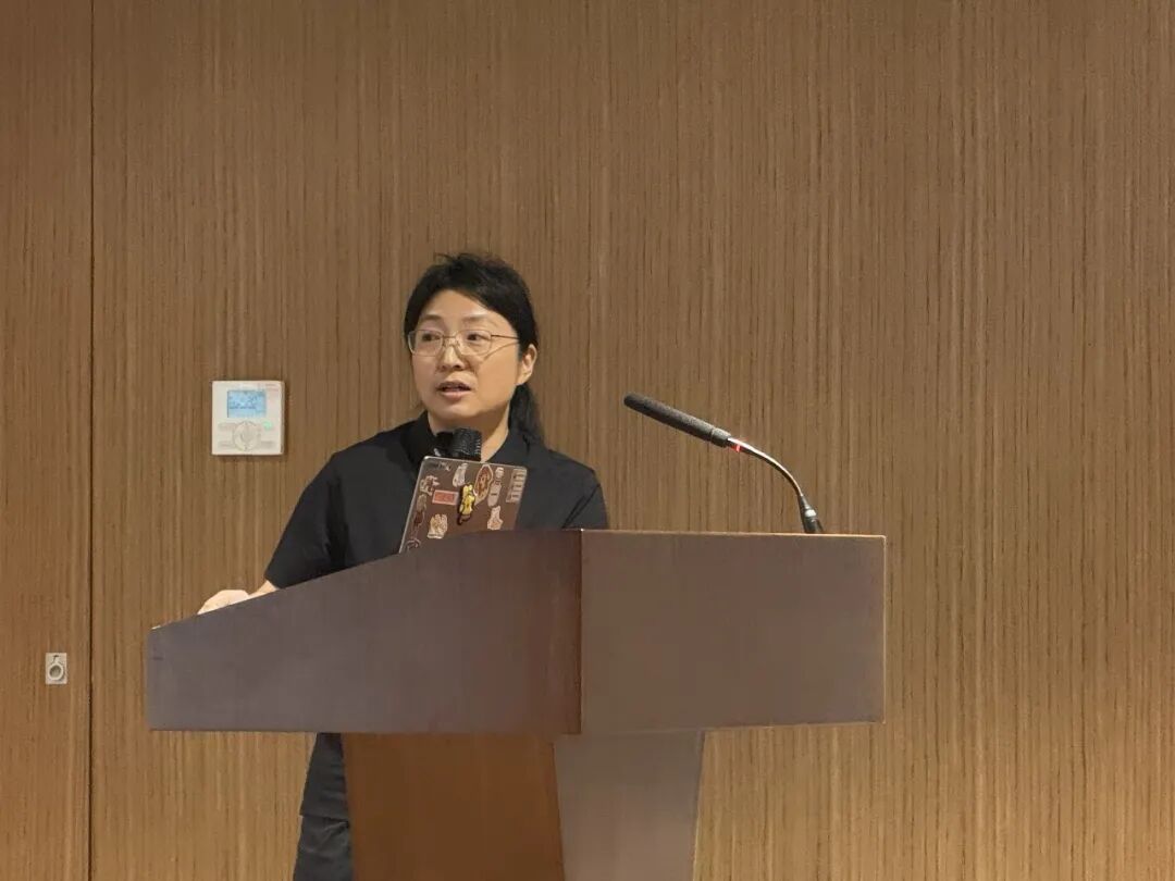 海丽娟演讲近景