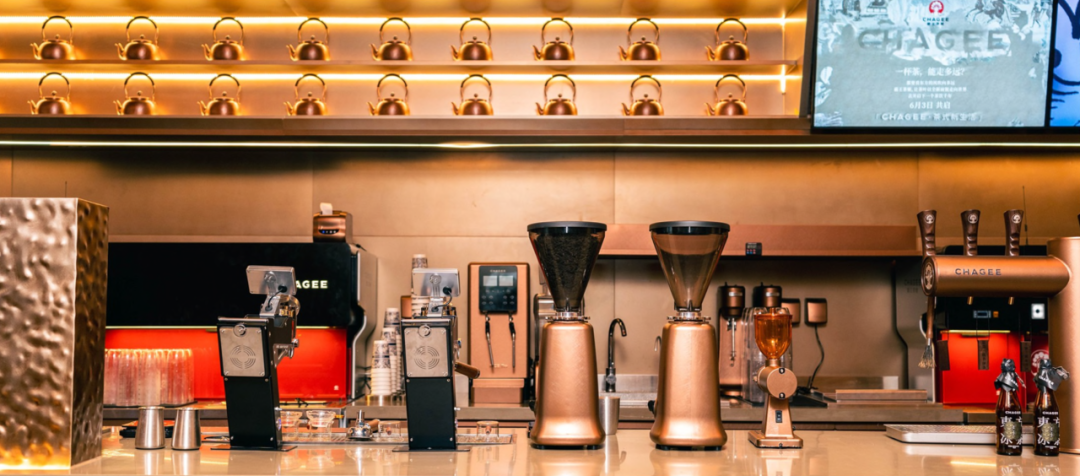 霸王茶姬“茶姬现萃”吧台，摆放着萃茶机和碎茶机