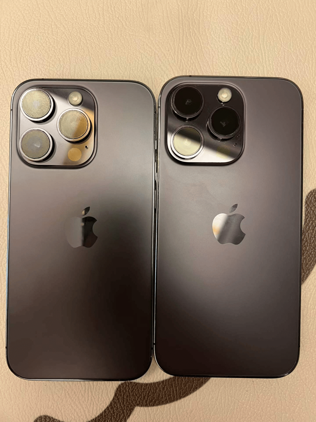 退役的两部旧iPhone 14 Pro背面对比