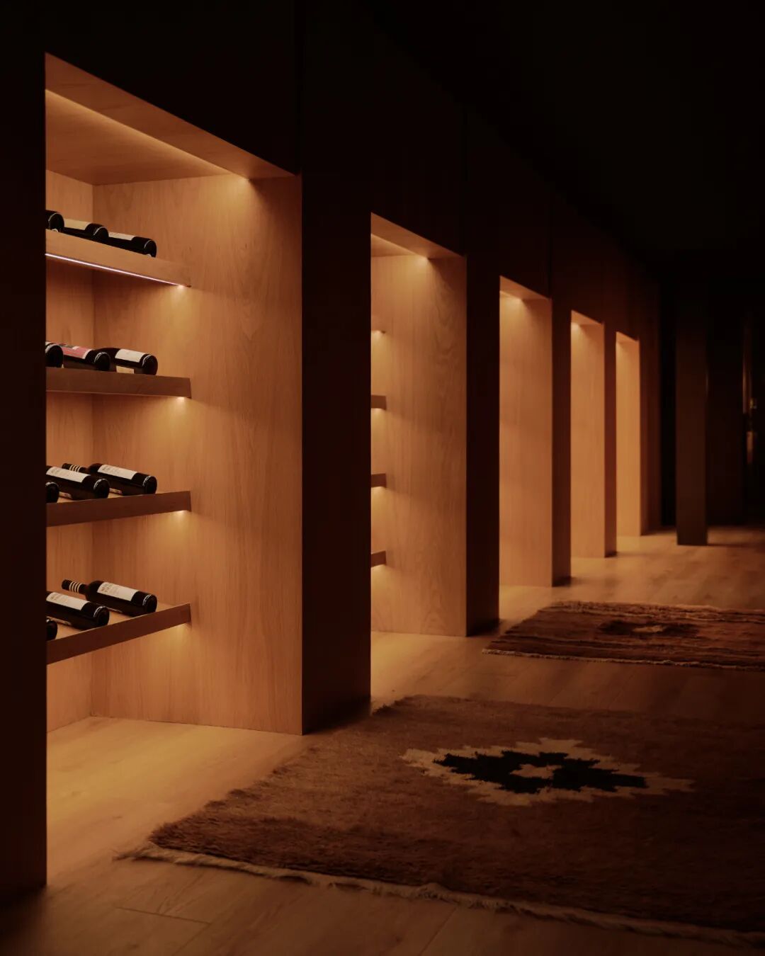带有暖色灯带的木质酒窖走廊