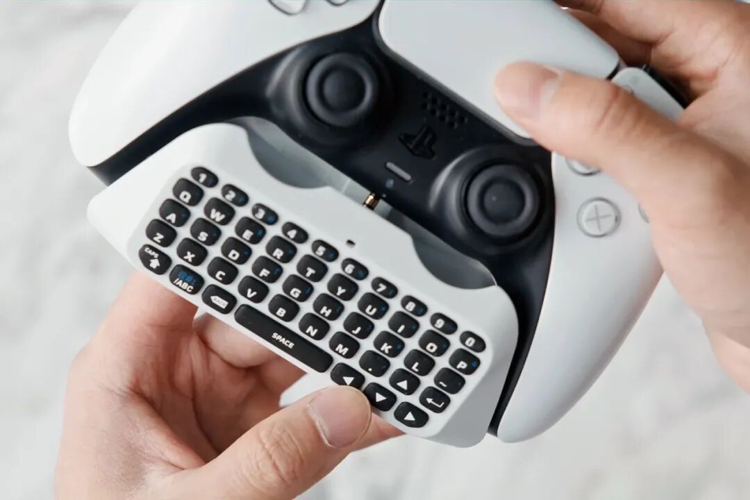将白色蓝牙键盘插入PS5手柄底部