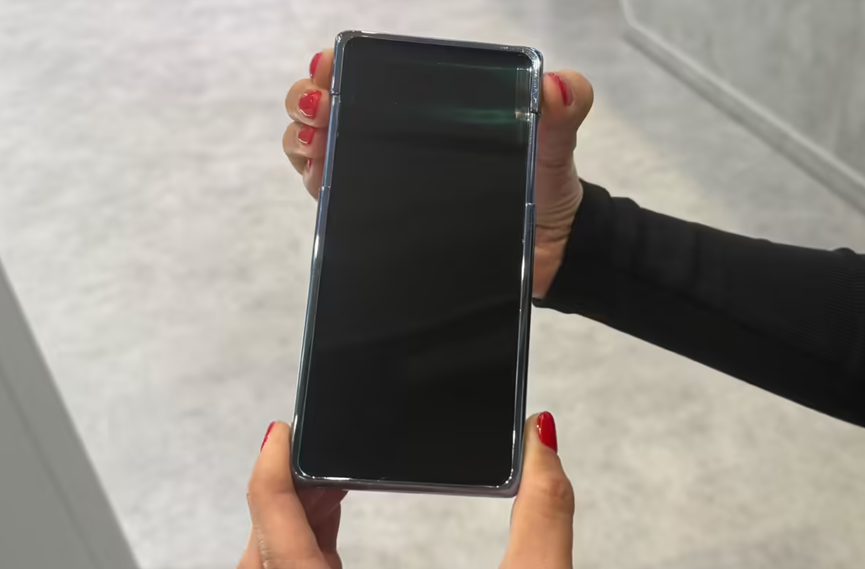 可伸缩手机概念机手持状态