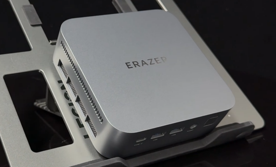 D70主机侧面特写，接口清晰可见