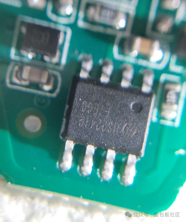 遥控器主芯片特写，型号为4018281P F7660