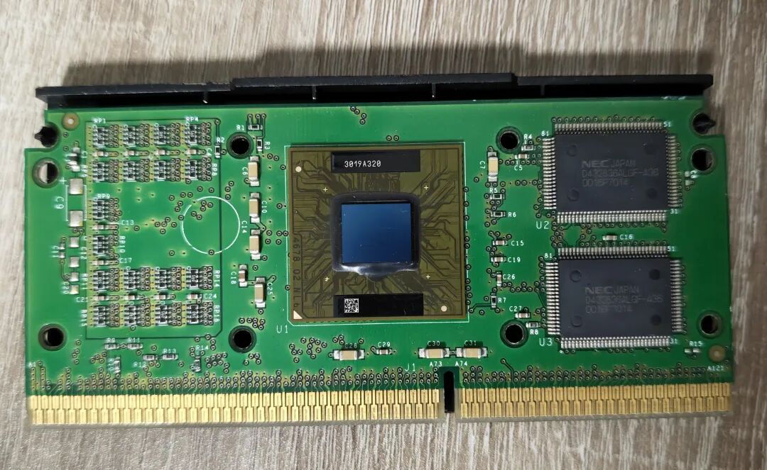 奔腾II-400MHz CPU实物背面图,可见板上L2缓存芯片