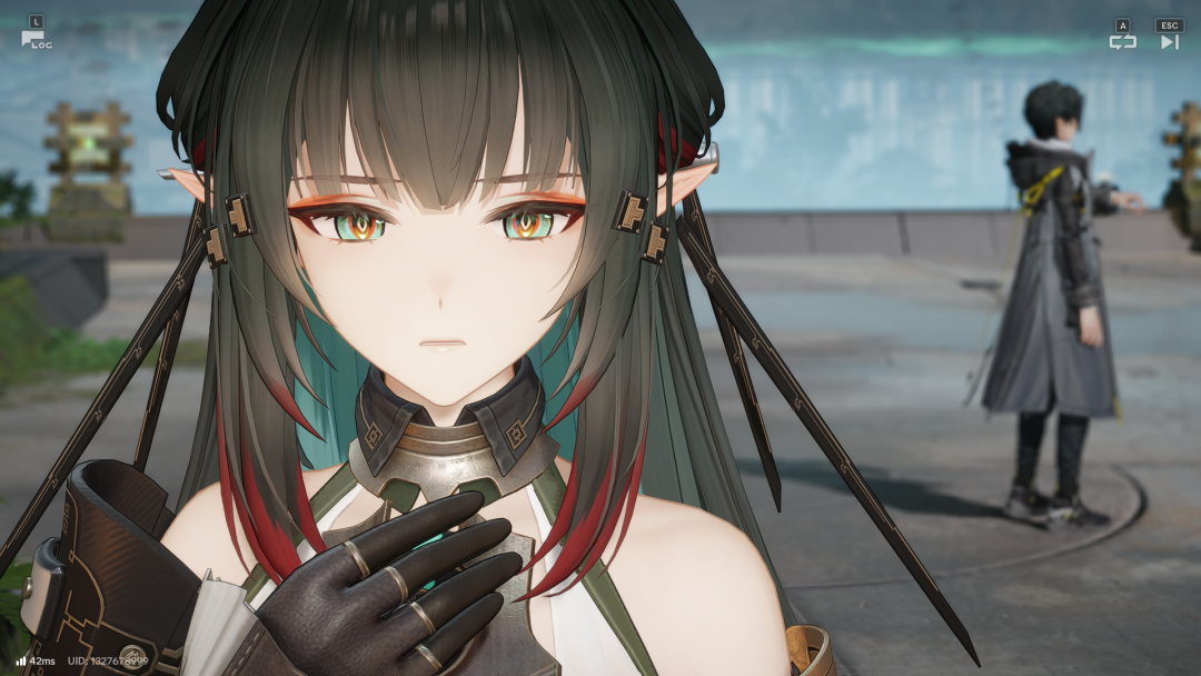 庄方宜侧脸特写，背景有男性角色背影