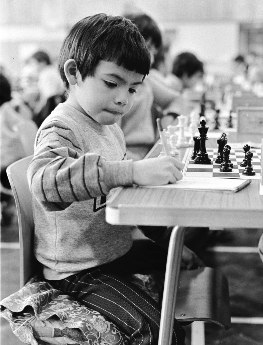 哈萨比斯童年下国际象棋的黑白照片