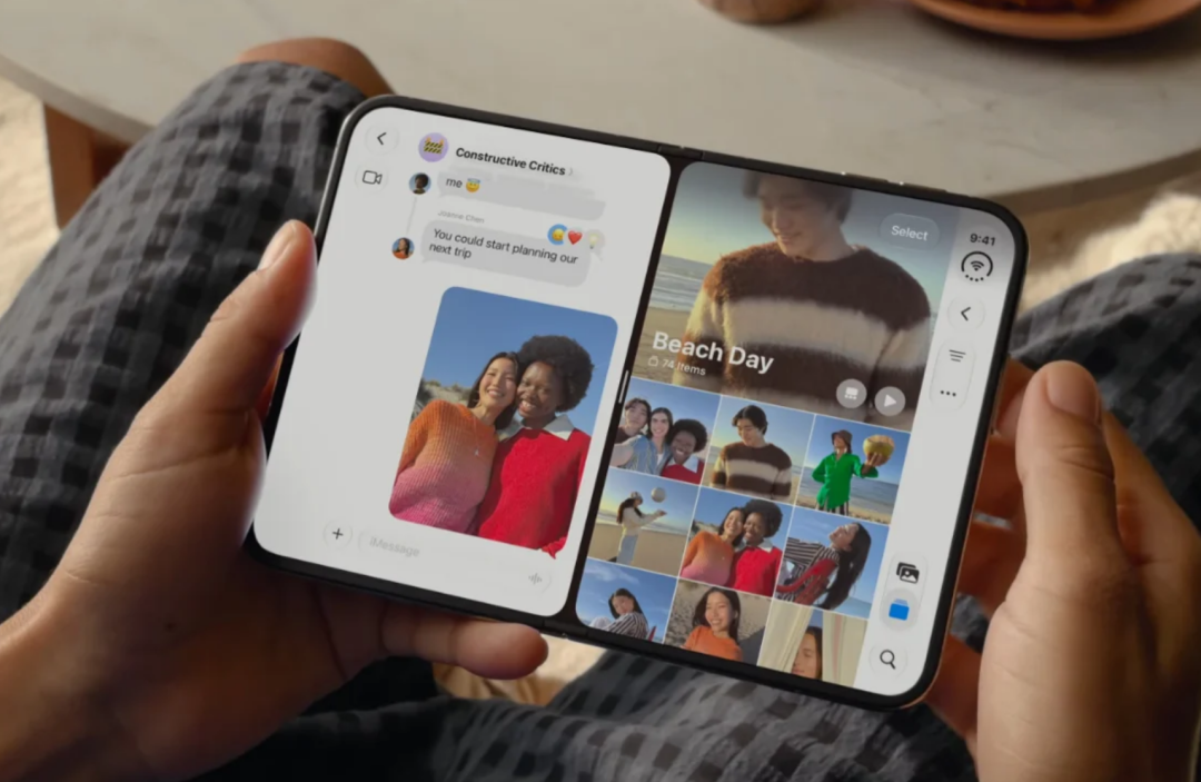 iPhone Duo展开后的分屏界面,左侧iMessage对话框右侧照片库