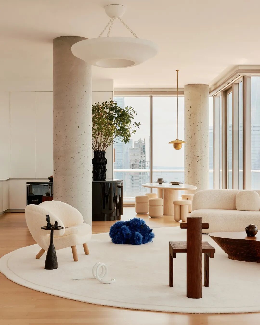 客厅全景，混凝土立柱与圆形地毯