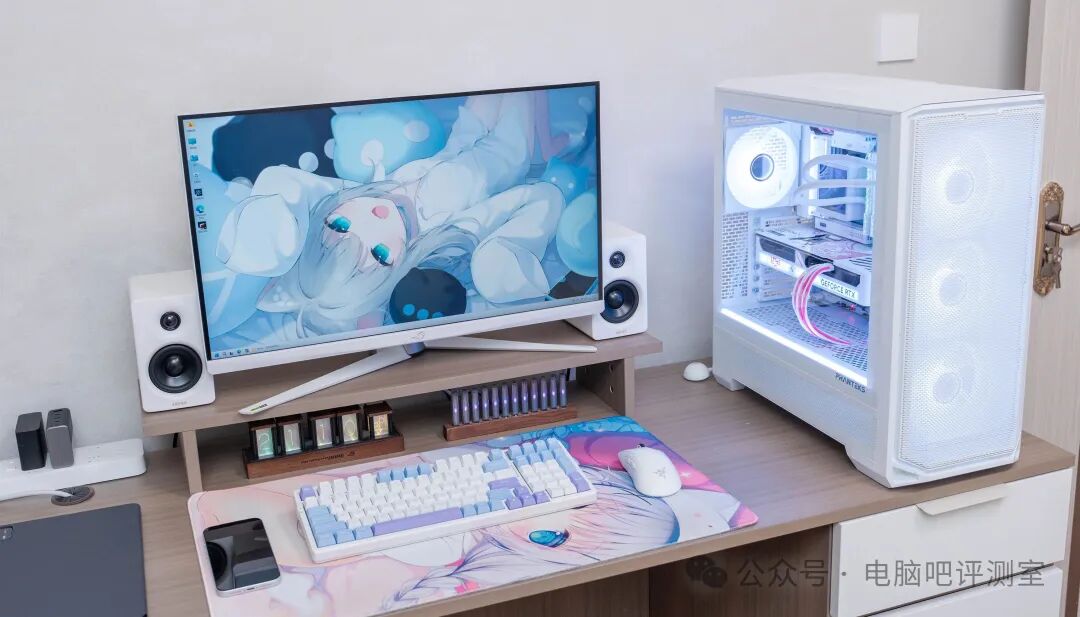 完工后的白色主机桌面搭配效果