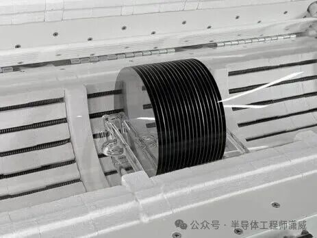 管式炉内堆叠的硅片实物照片