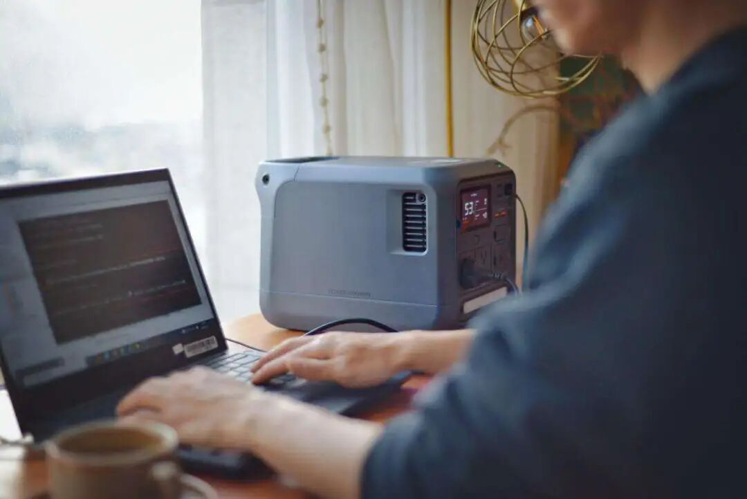 在桌前使用电脑和户外电源