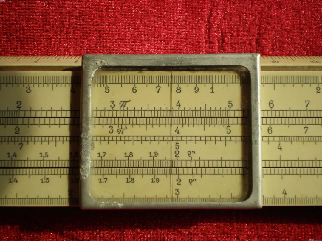 老式金属计算尺特写