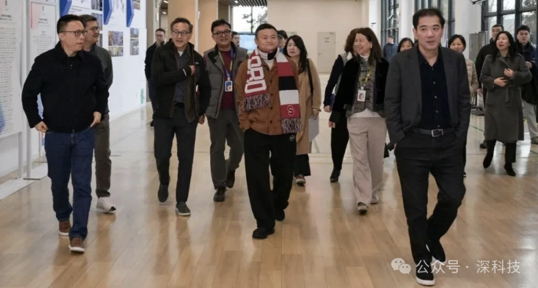 马云一行在走廊行走