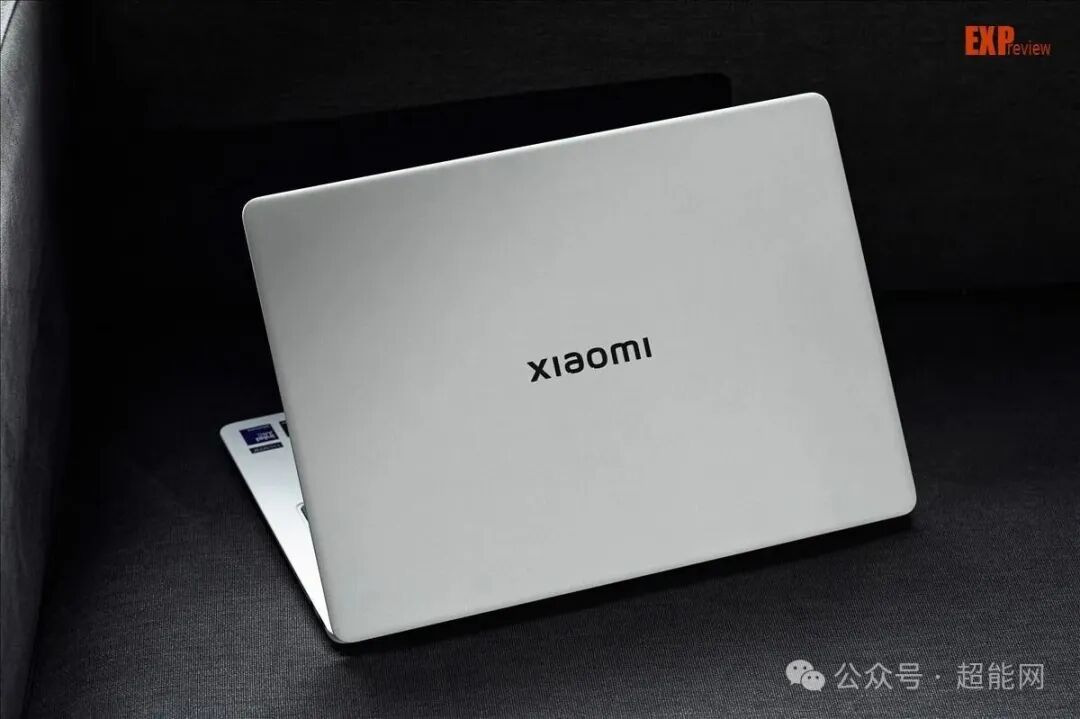 Xiaomi Book Pro 14闭合状态,背面logo
