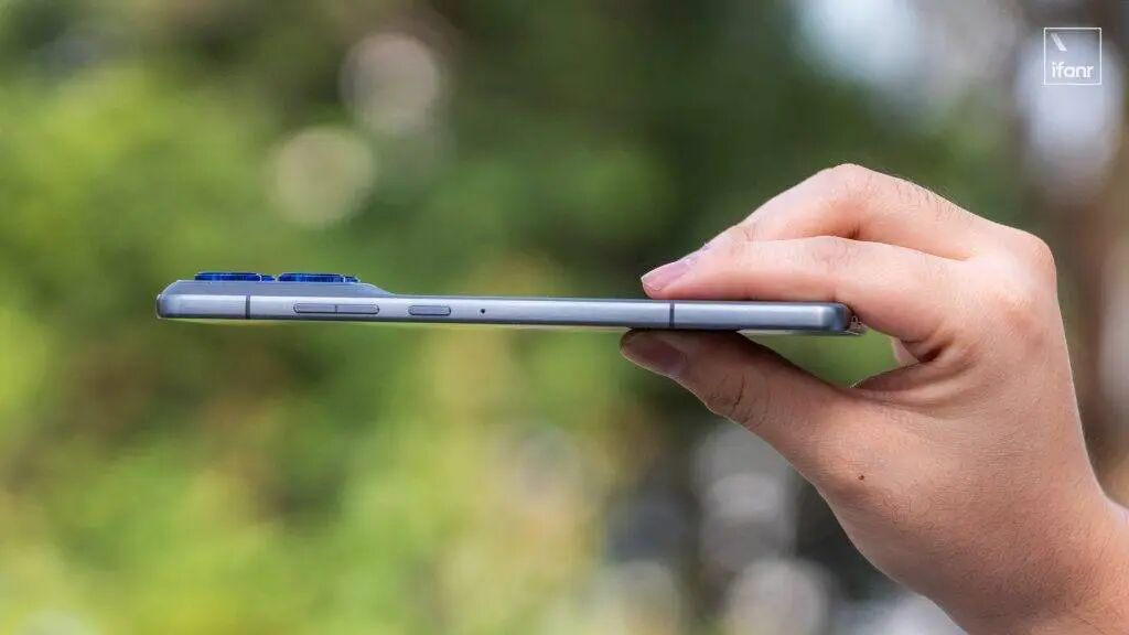 手持银灰色轻薄手机侧面的示意图