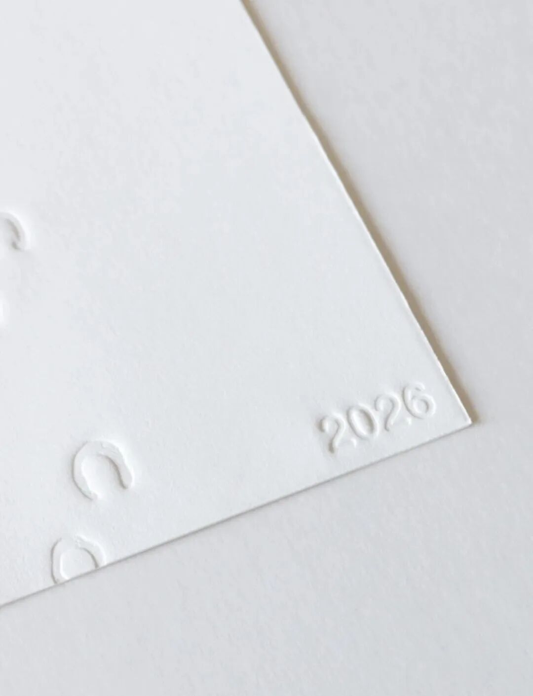 细节特写：马蹄印纹理清晰，纸张质感细腻，数字“2026”位于右下角