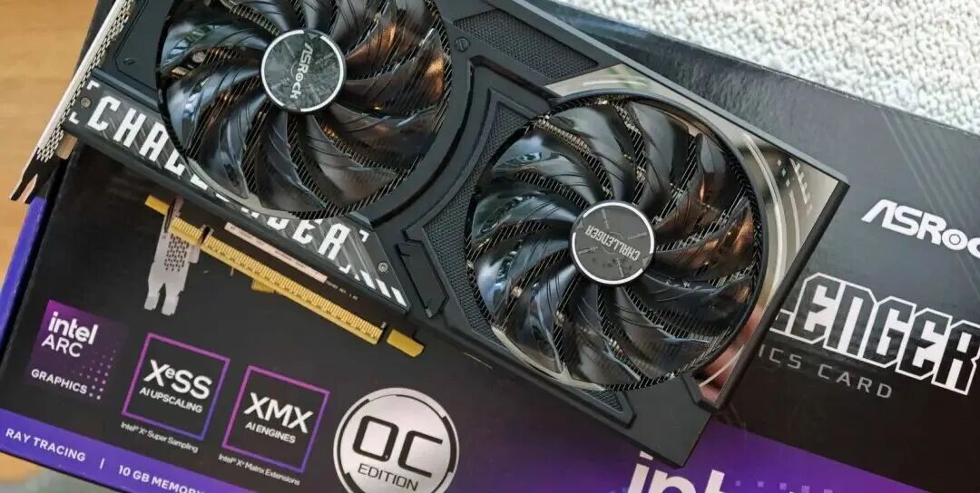 华擎 Intel Arc Challenger 双风扇显卡实物照,包装盒印有 10GB MEMORY 与 RAY TRACING 标识
