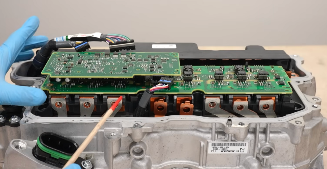 打开顶盖后的PCU内部视图，可见双层电路板