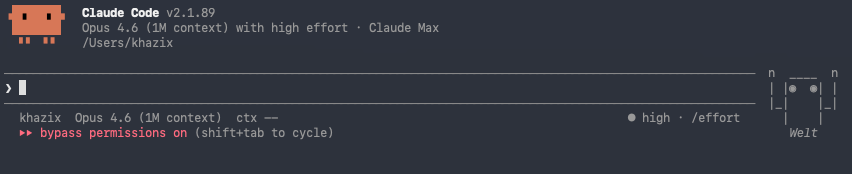 Claude Code 终端界面,宠物在输入框旁显示