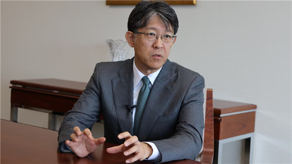 佐藤浩二在会议发表讲话