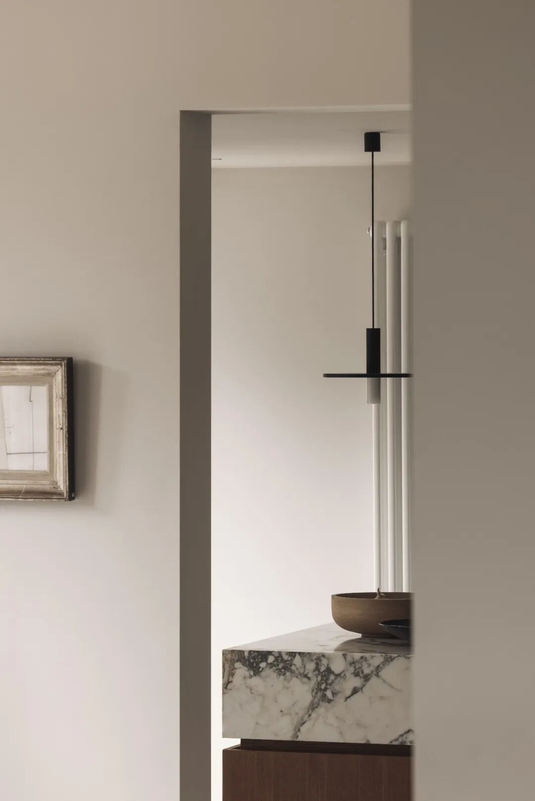 门框视角看室内吊灯与画作