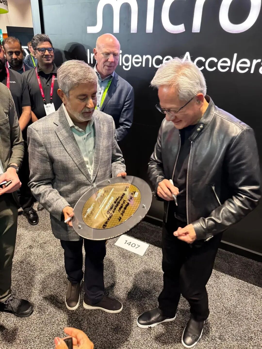 黄仁勋在美光晶圆上签名