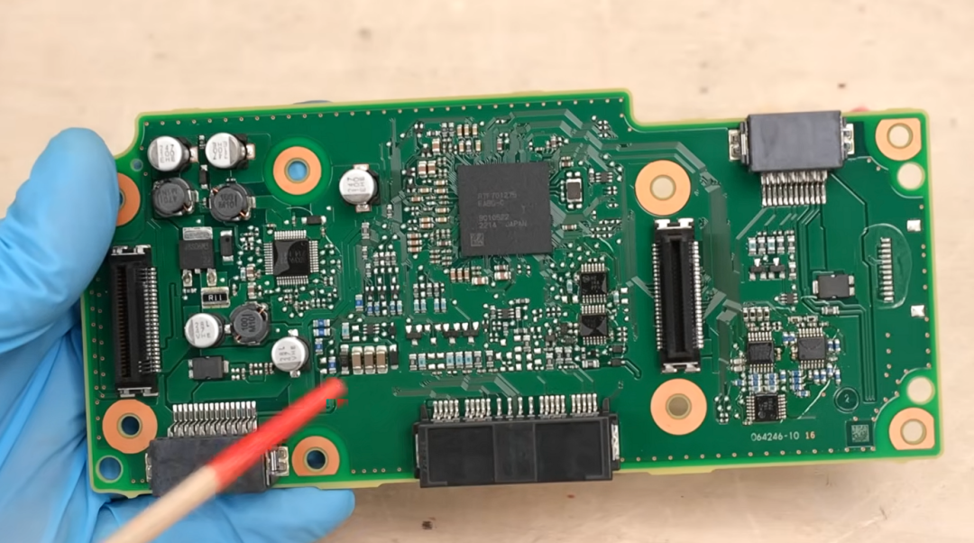 使用工具指向控制板上的瑞萨MCU