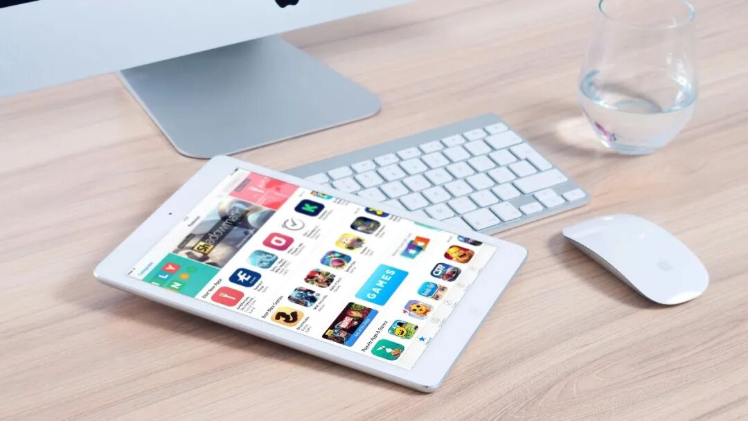 现代办公设备桌面场景