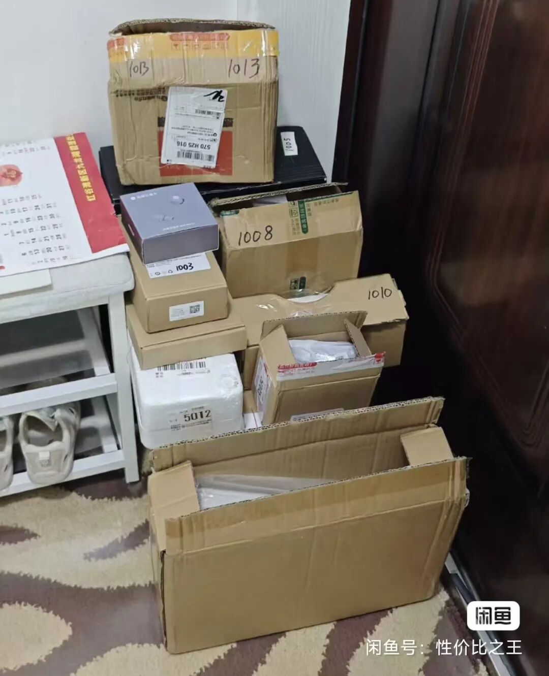 家门口堆放着多个贴有手写编号和快递单的包裹