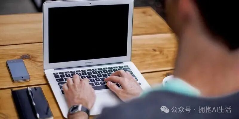 工作桌面：银色笔记本