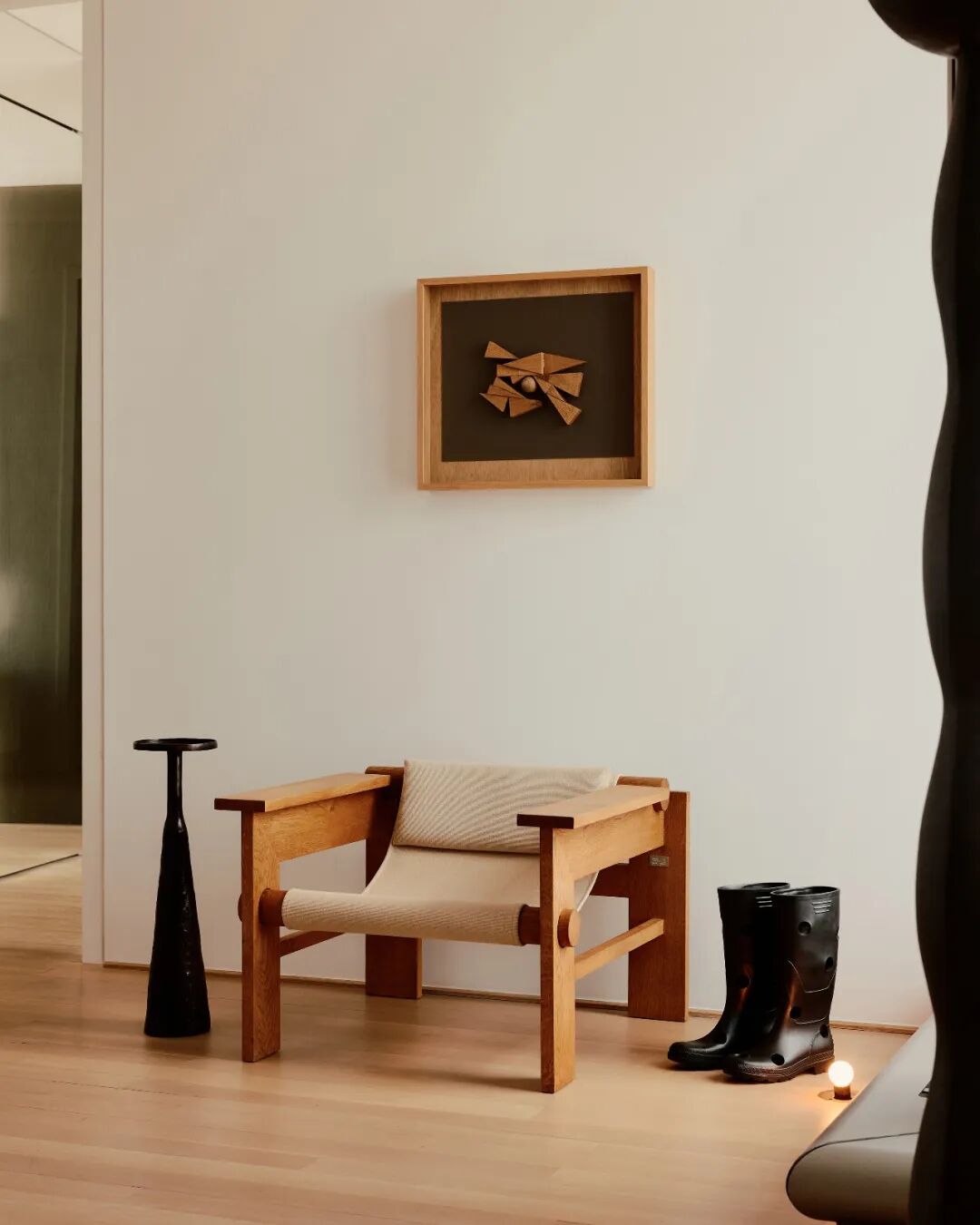 休闲椅与抽象画