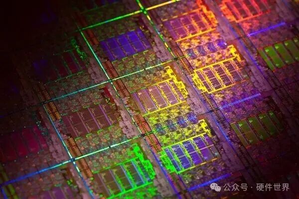 Intel 14A制程晶圆表面显微特写