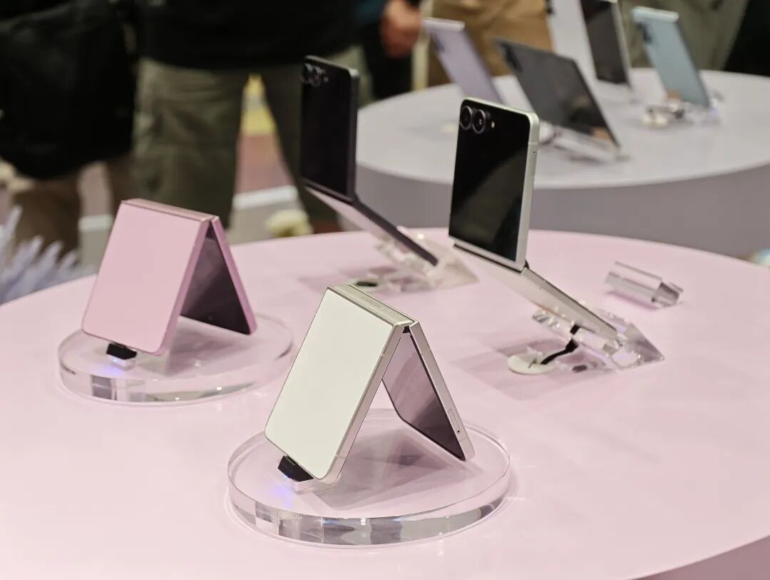 粉色展台上的Galaxy Z Flip8展示