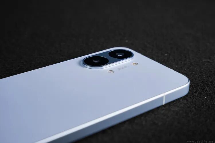 REDMI Turbo 5 Max 浅蓝色机身背面