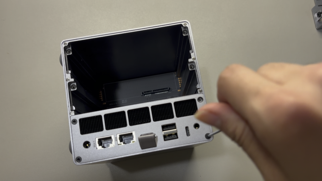 设备背面主板模块区域