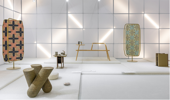 展览中的屏风、陶艺与长椅装置