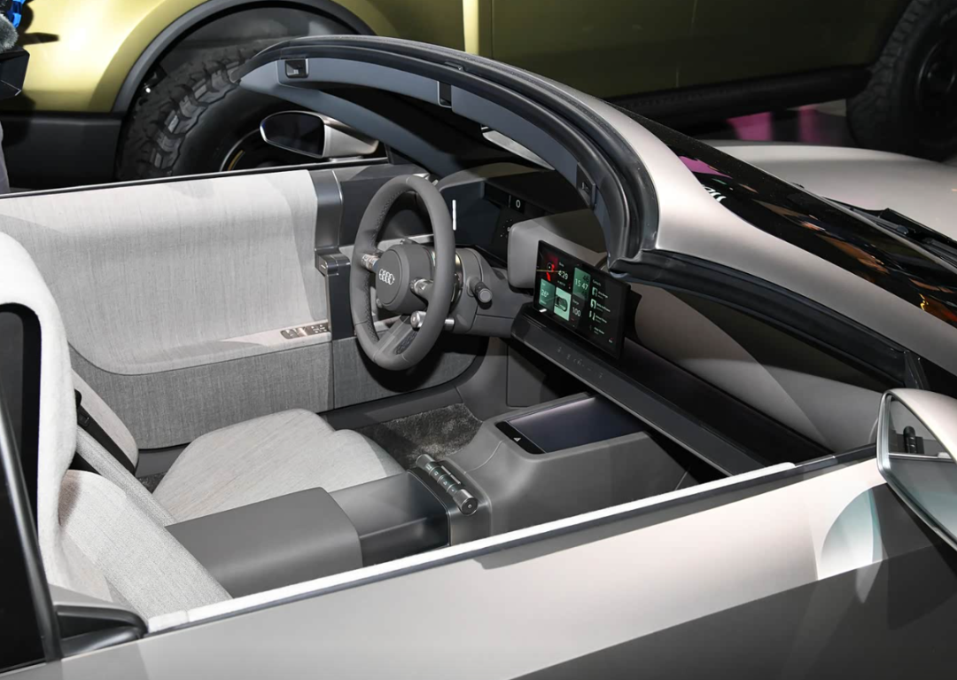 奥迪Concept C概念车可折叠屏幕内饰